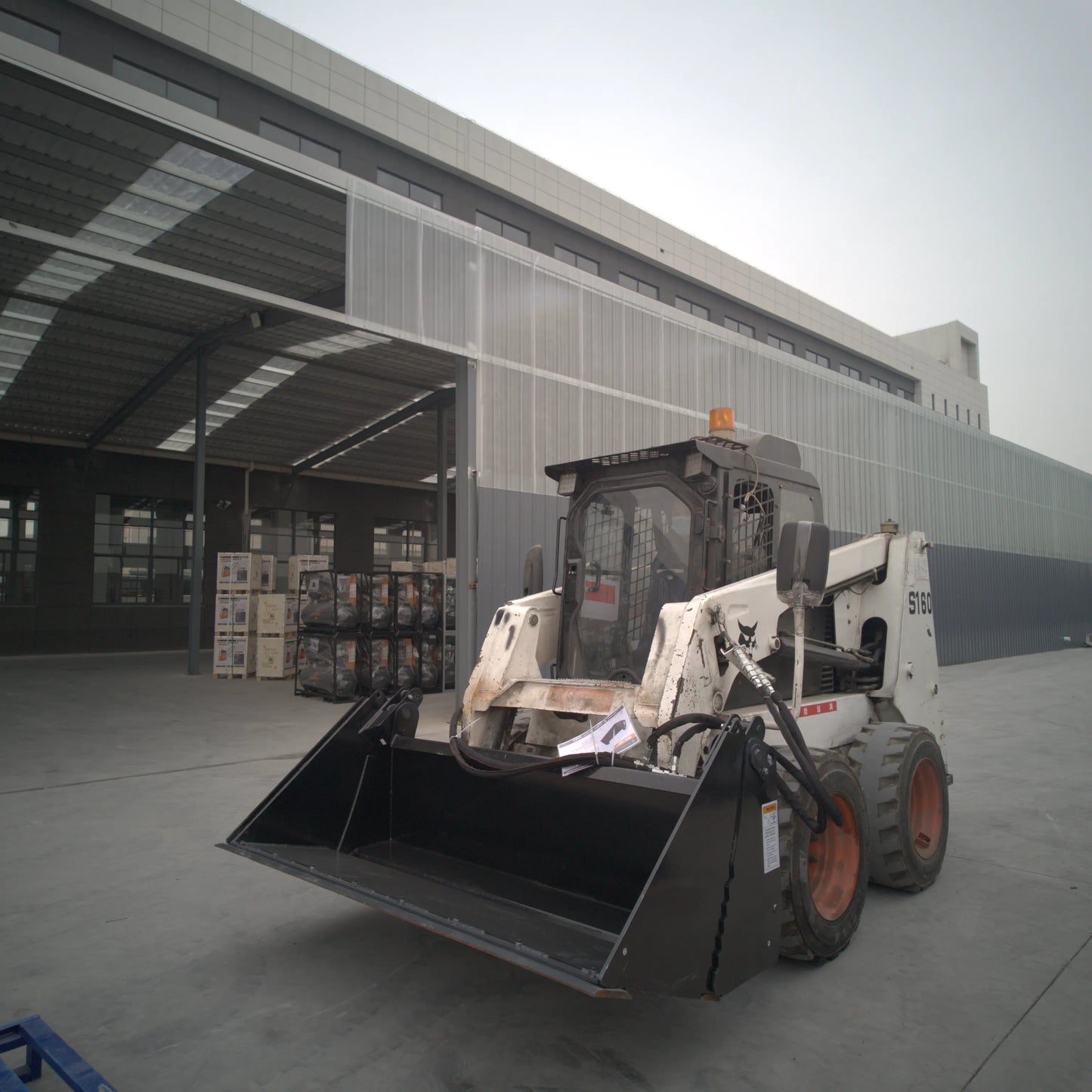 skid_steer_4-in-1_bucket_in_use_01
