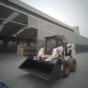 skid_steer_4-in-1_bucket_in_use_01