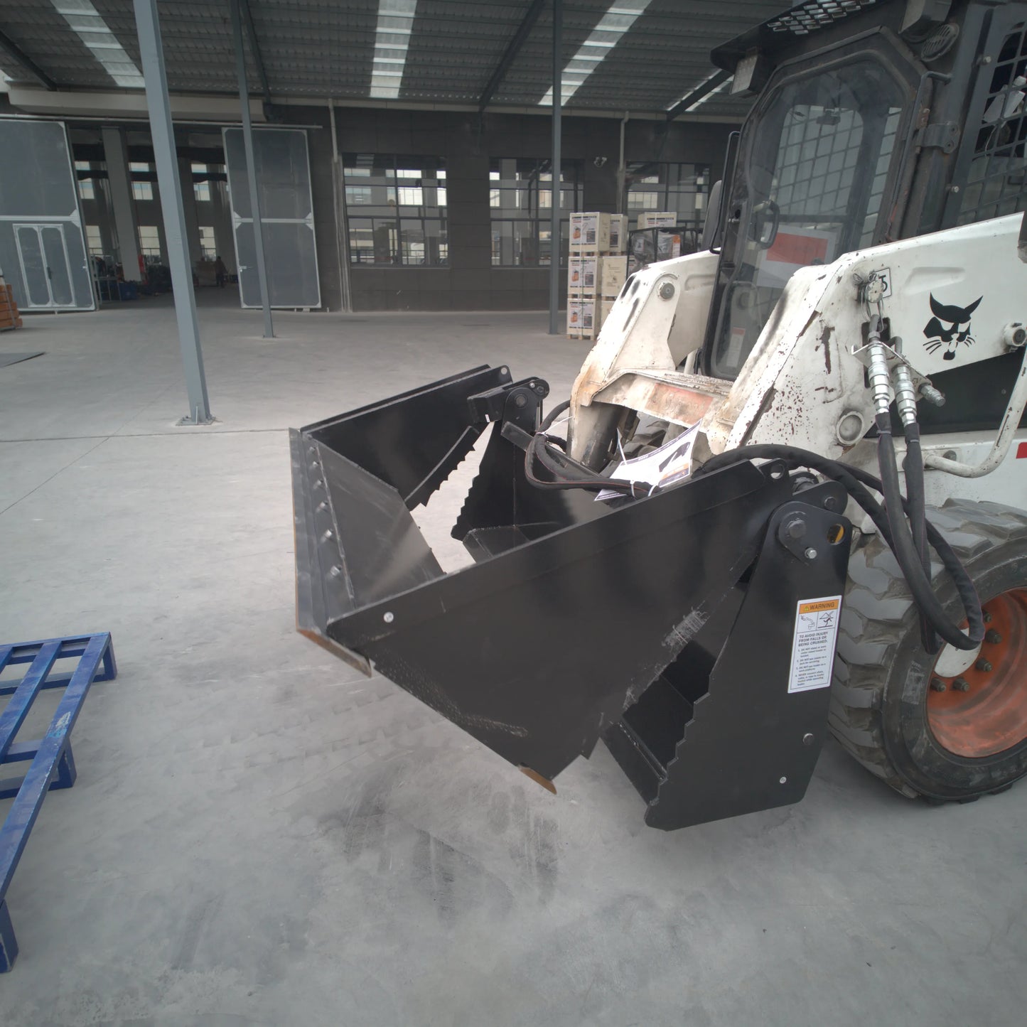 skid_steer_4-in-1_bucket_in_use_02